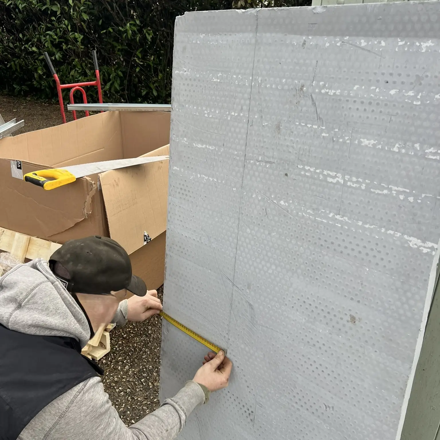 mesure d’une plaque de Skamotec pour l'installation d'un poele a bois par flam'attitude a auch dans le gers