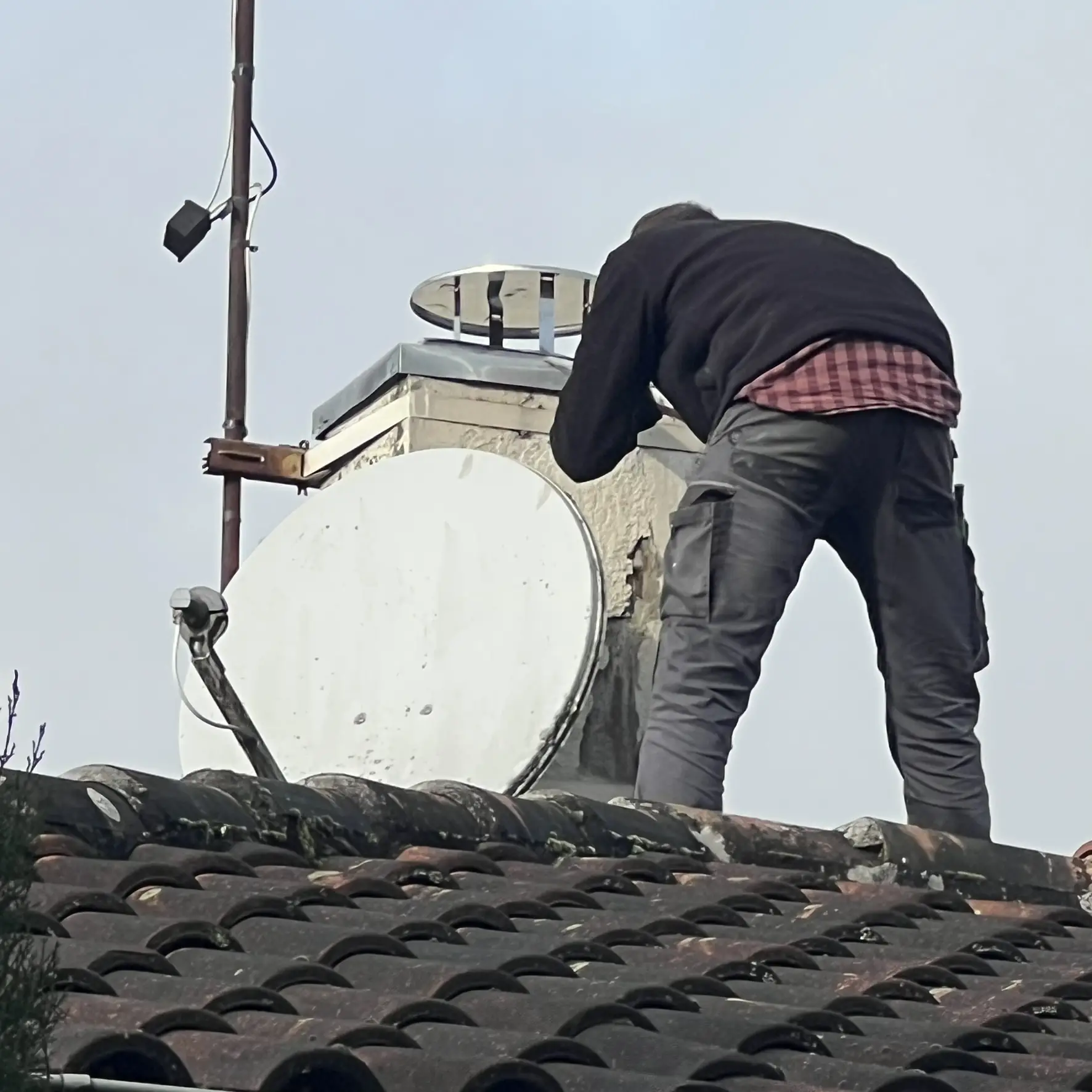 pose d'un chapeau en inox pour l'installation d'un poele a bois par flam'attitude a auch dans le gers