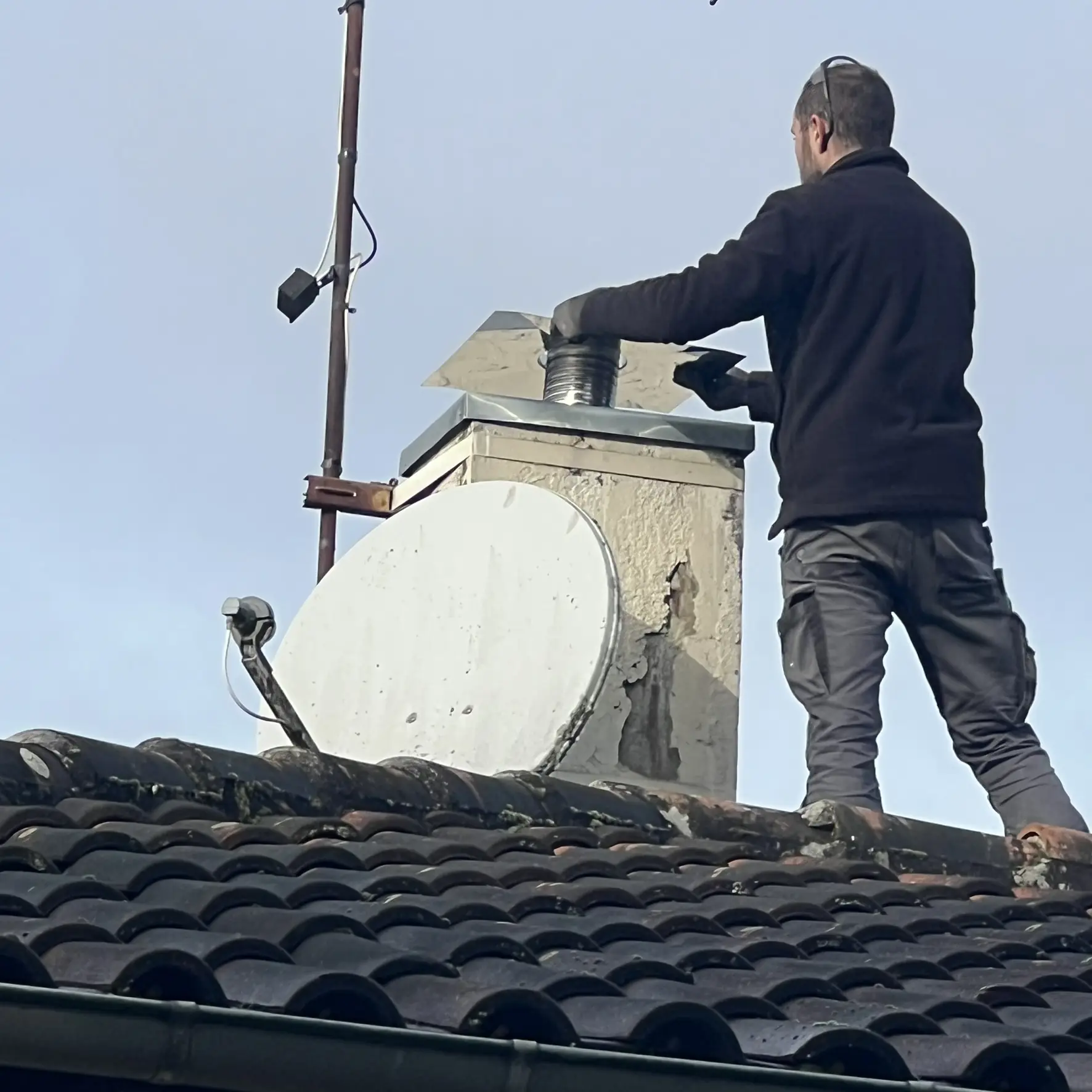 installation d'un chapeau en inox pour l'installation d'un poele a bois par flam'attitude a auch dans le gers