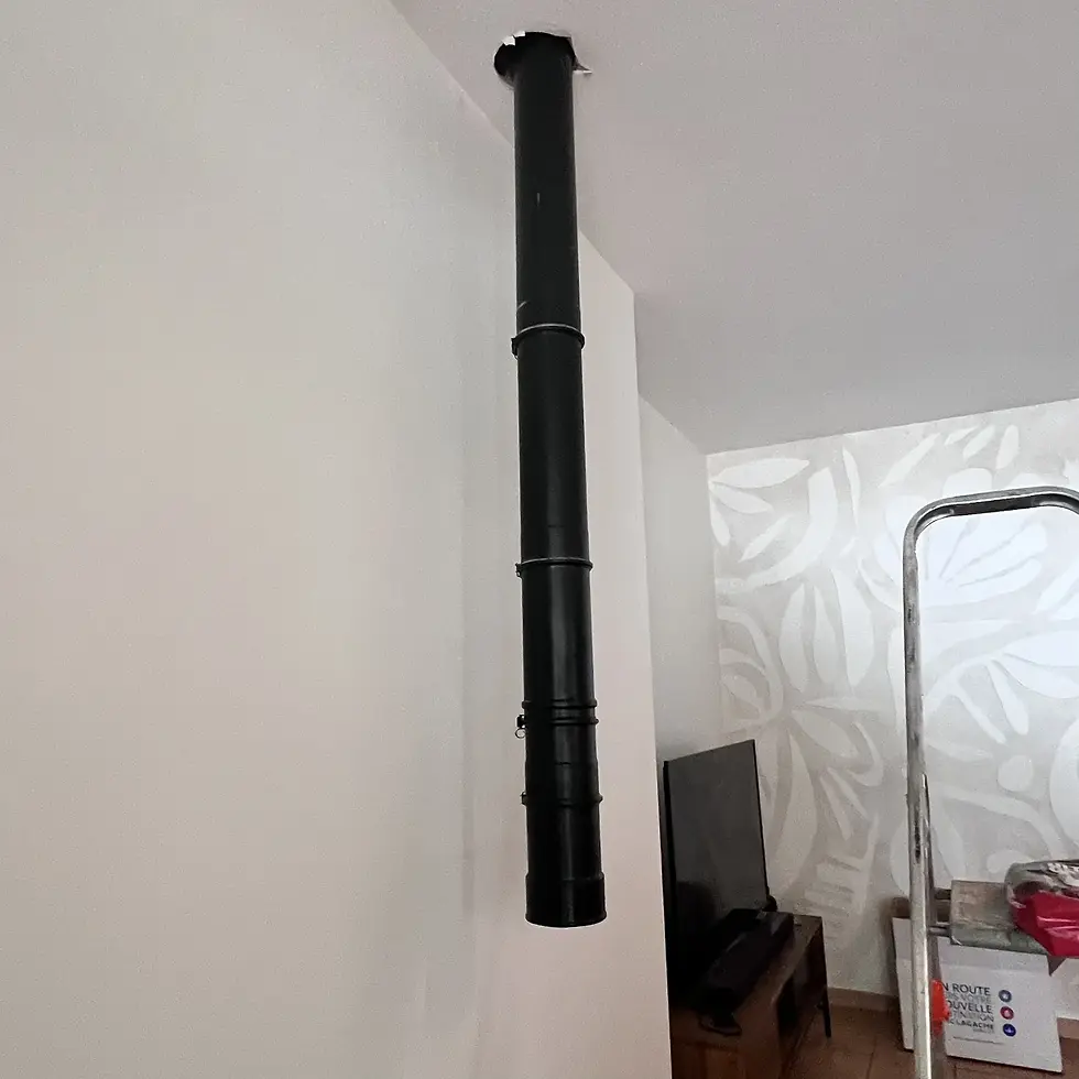 Fait remonter le conduit depuis le poêle jusqu’aux combles.