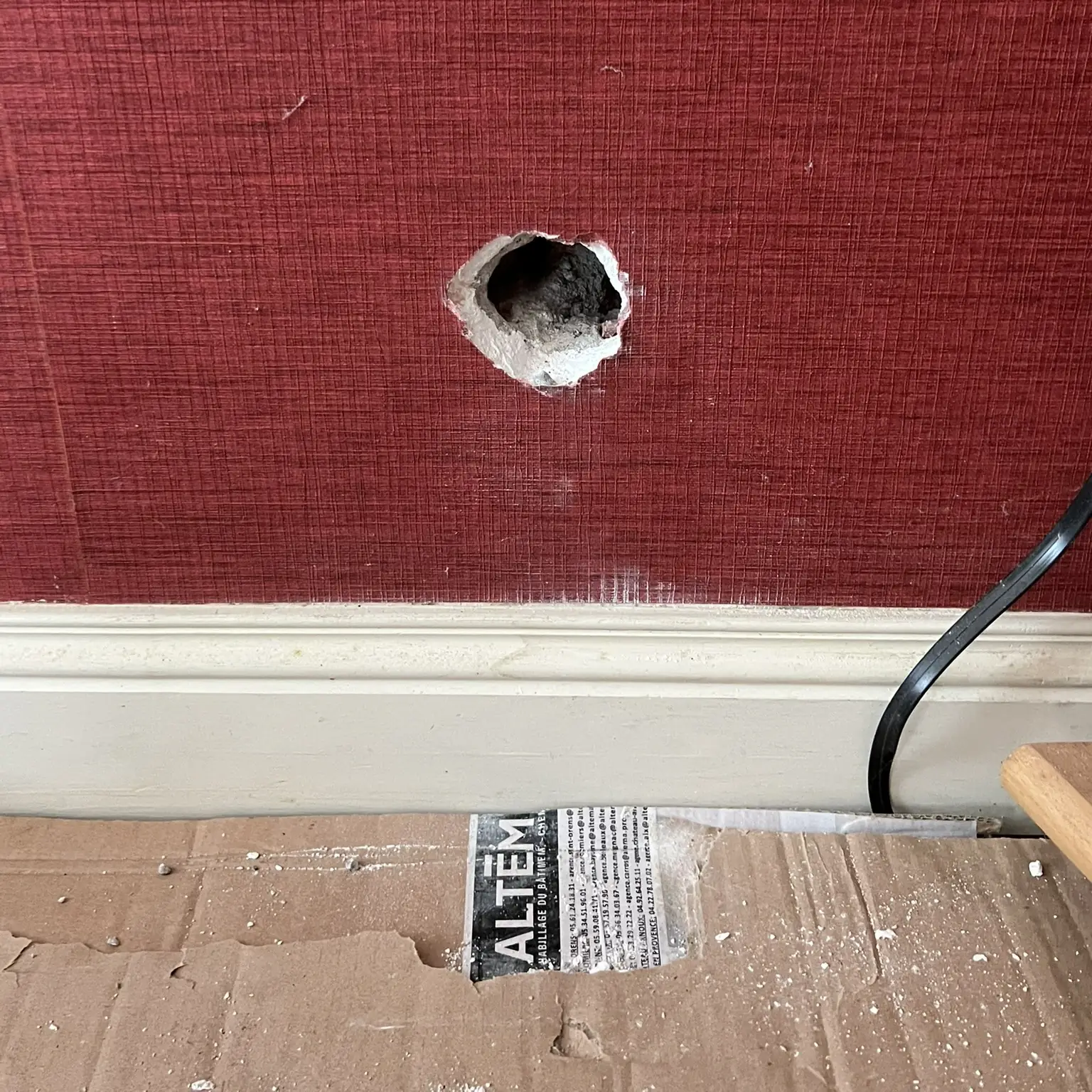 pré-percage d'un kit d'entree d'air exterieur pour l'installation d'un poele a bois par flam'attitude a auch dans le gers