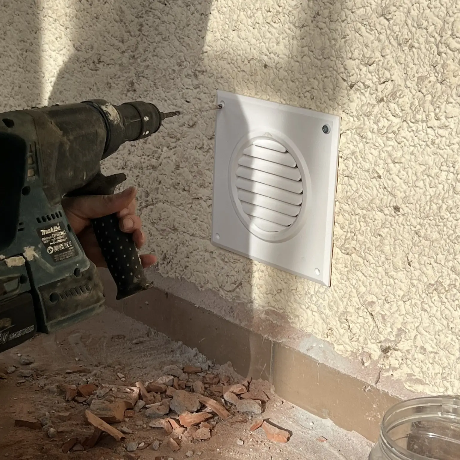 vissage d'un kit d'entrée d'air extérieur pour l'installation d'un poele a bois par flam'attitude a auch dans le gers