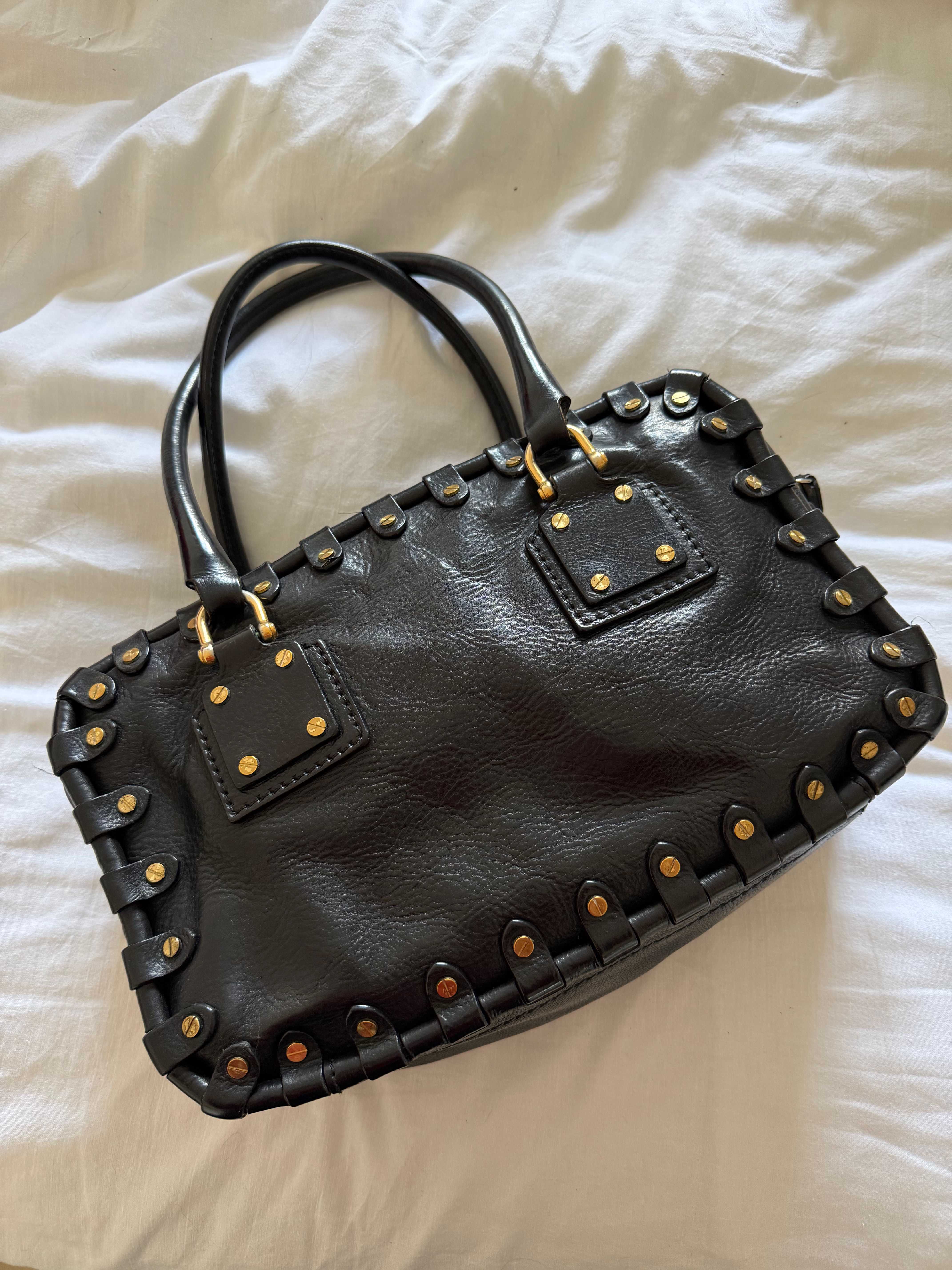 Valentino nera in pelle con borchie
