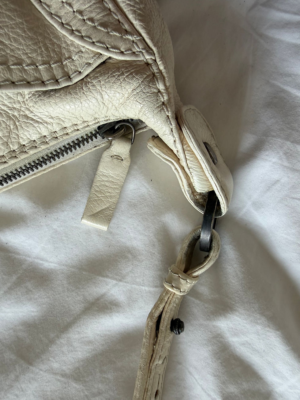 Miniatura: Borsa Valentino Garavani hobo panna con logo nero 