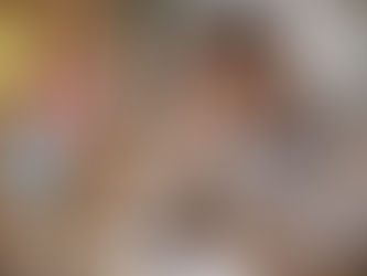 gestresser Mann blickt Vergesslich auf seine Notizen