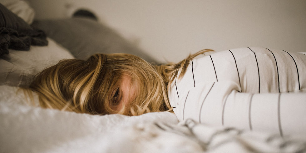 junge Frau schlaglos im Bett - (c) Kinga Howard