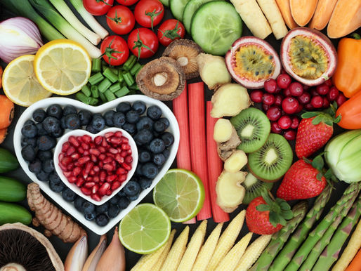 Ein Tisch voll buntem Obst und Gemüse