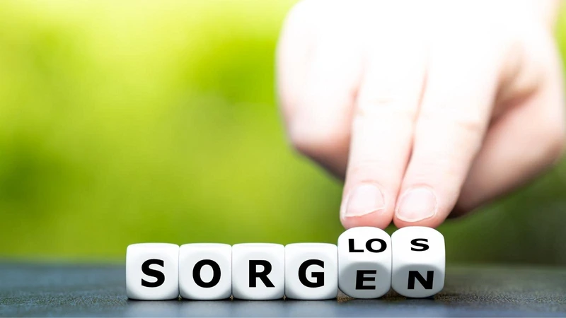 Das Wort "Sorgenfrei " dargestellt mit Würfeln, auf denen Buchstaben statt Zahlen stehen.