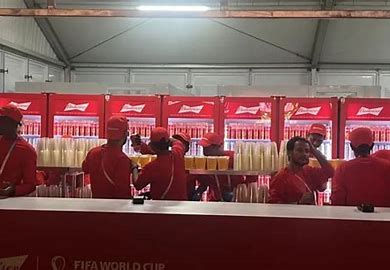 Preço de 4 copos de cerveja na Copa pode comprar mais de 40 litros no Brasil