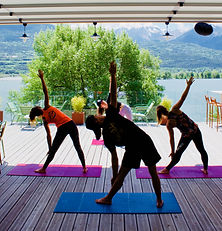 Offrez-vous une séance de yoga ou pilates en pleine nature à Serre-Ponçon (05). Respirez, bougez et rechargez-vous dans un cadre exceptionnel. Relaxation garantie !