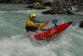 Take control of an inflatable kayak with an airboat on the Durance River (05). A unique experience that combines independence, challenge and discovery, perfect for boosting confidence and team cohesion.