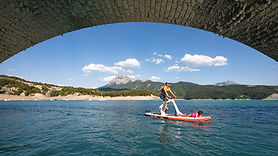 Pédalez sur l’eau à Serre-Ponçon (05) avec le vélo paddle, une activité douce et unique pour explorer les criques sauvages. Une activité parfaite à intégrer dans un séminaire ou team building.