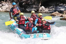Boostez la cohésion de votre équipe avec une descente en rafting sur la Durance (05). Une sortie idéale pour un teambuilding, mêlant adrénaline et découverte de paysages.