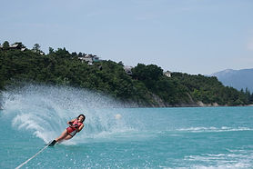 Initiez-vous au ski nautique ou au wakeboard sur le lac de Serre-Ponçon (05) : une activité dynamique et conviviale pour vos séminaires, dans un cadre naturel unique.