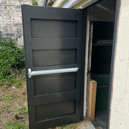 Pose d'une porte blindée anthracite avec barre anti-panique par un serrurier professionnel – serrure-yes.com