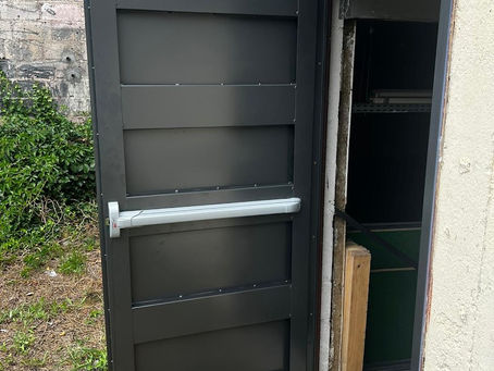 Pose d'une porte blindée anthracite avec barre anti-panique par un serrurier professionnel – serrure-yes.com