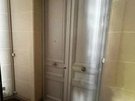Pose d'une porte blindée double vantaux avec moulures décoratives style haussmannien – Installation par un serrurier professionnel – serrure-yes.com