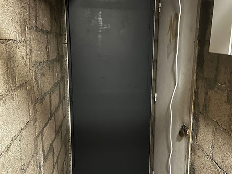 Pose d'une porte métallique anthracite dans un couloir technique – Installation sécurisée par un serrurier professionnel – serrure-yes.com