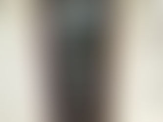 Pose d'une porte blindée noire avec panneaux décoratifs et judas – Installation par un serrurier professionnel – serrure-yes.com