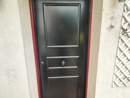 Pose d'une porte blindée noire avec panneaux décoratifs et judas – Installation par un serrurier professionnel – serrure-yes.com