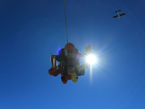 Zwei Personen im freien Fall beim Skydiving