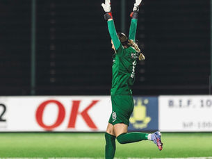 Carly Nelson running with her hands up