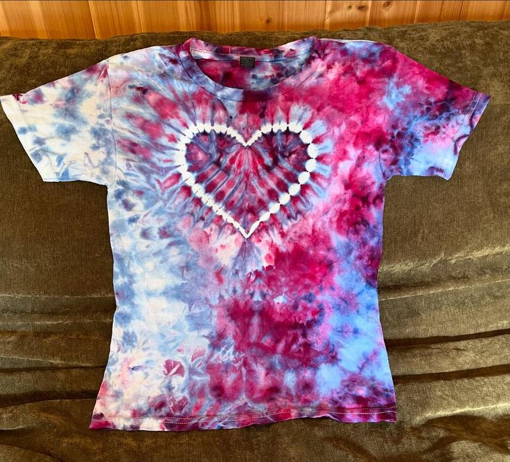 Роспись футболки техникой тай-дай