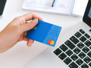 ¿Es legal el cobro del 5% por compras con tarjetas débito o crédito?