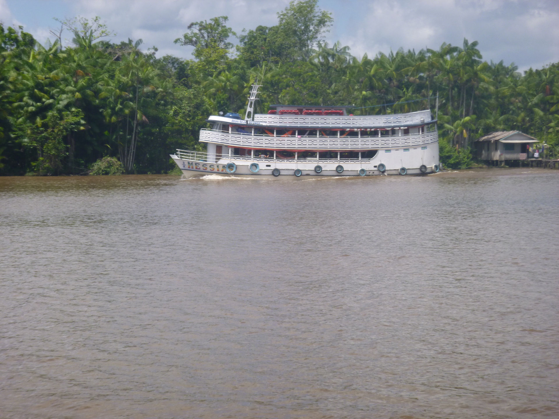 Bateau de voyageur sur le fleuve