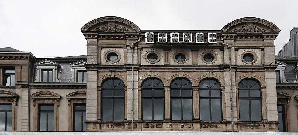 A 6 letters display replaces the former light sign of the art center contextualising its name, related to its historic function of a Casino, by using chance operations to display random generated words.
.