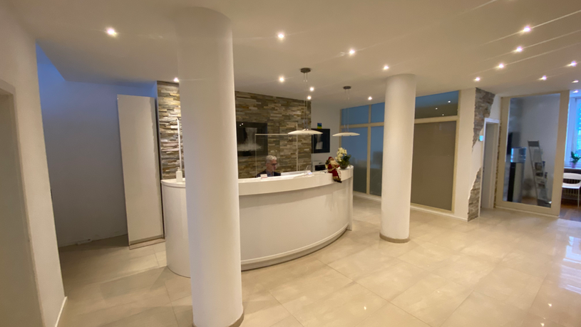 Bild vom Empfangsbereich der Zahnarztpraxis Tandogan am Isartor