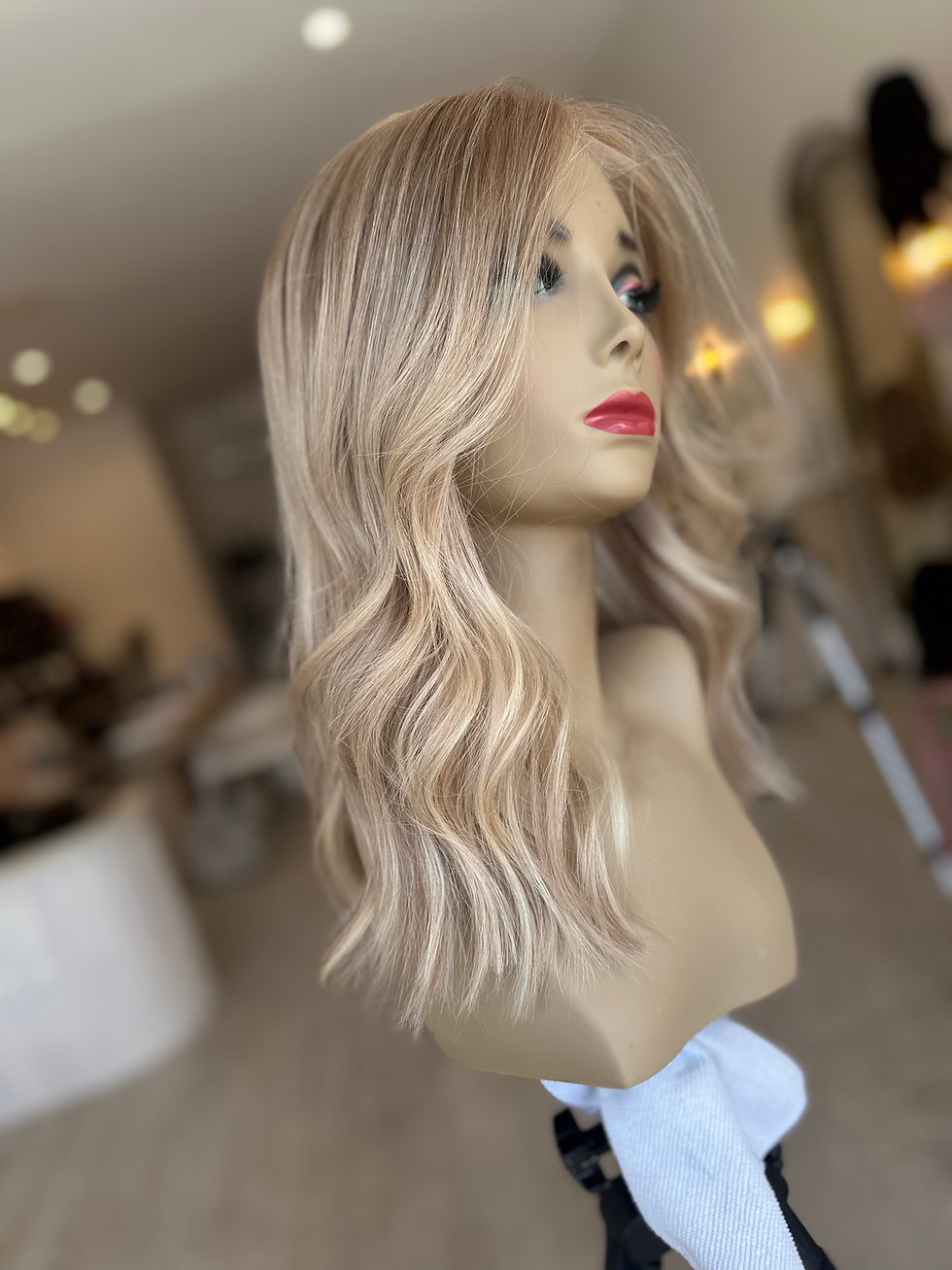 Thumbnail: LT6957: LACE TOP WIG - 18" MEDIUM - BEIGY LIGHT BLONDE BALAYAGE