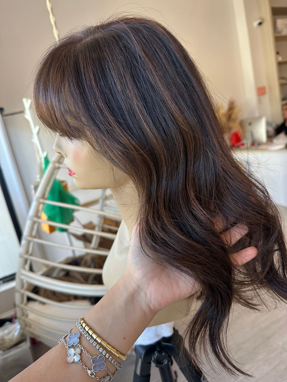 Thumbnail: LT7017: LACE WIG - XS -19" NATURAL DARK BROWN X SUBTLE CHOCOLATE X BANGS