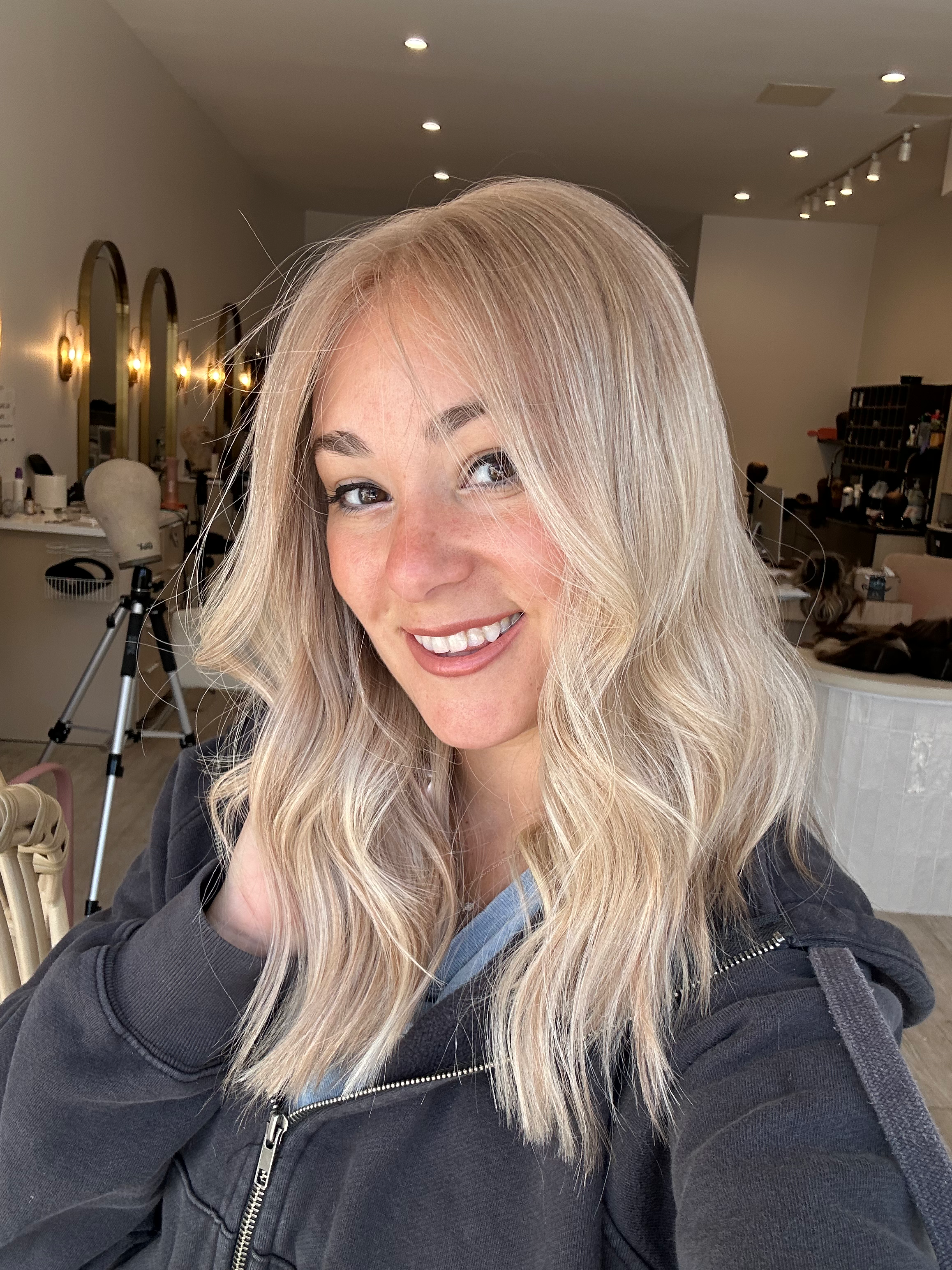 LT6957: LACE TOP WIG - 18" MEDIUM - BEIGY LIGHT BLONDE BALAYAGE