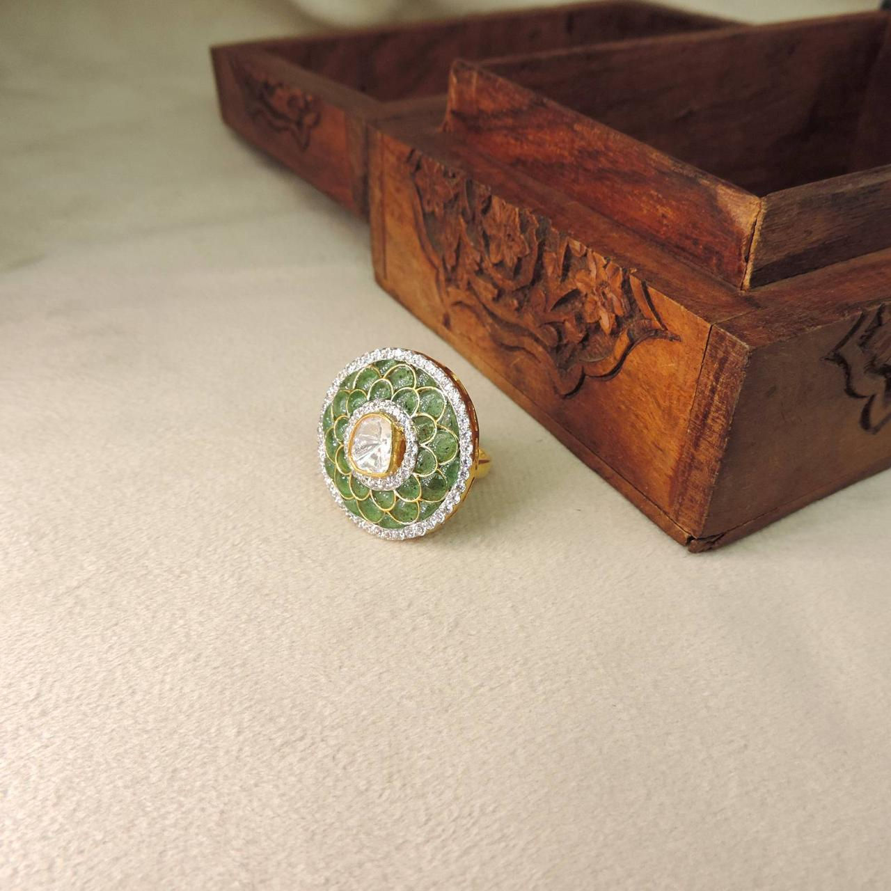 Aarvi Emerald Glow Ring