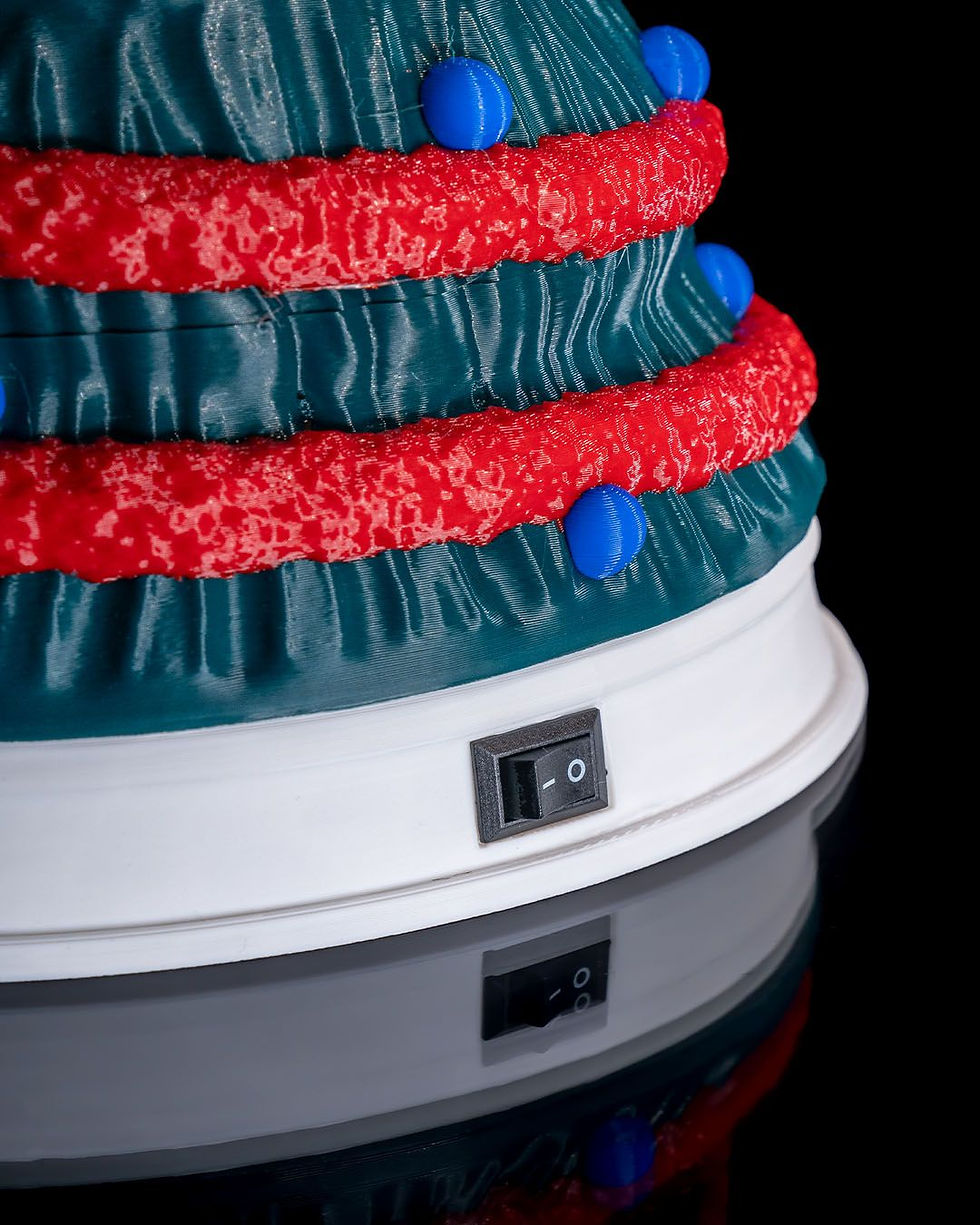 Thumbnail: Red and green 3D-printed Christmas tree with lights