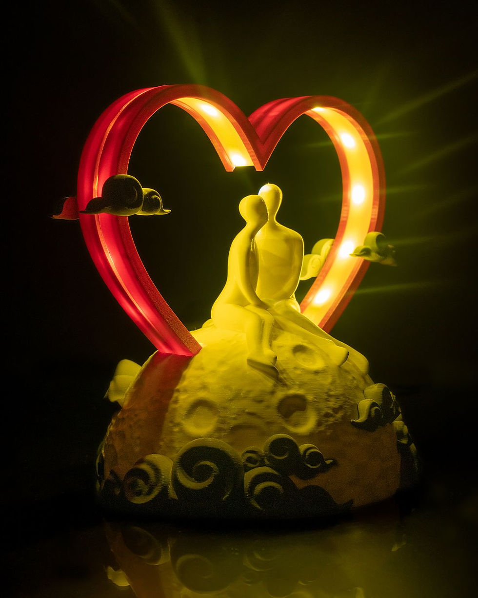 Thumbnail: Romantic couple heart-shaped moon nightlight