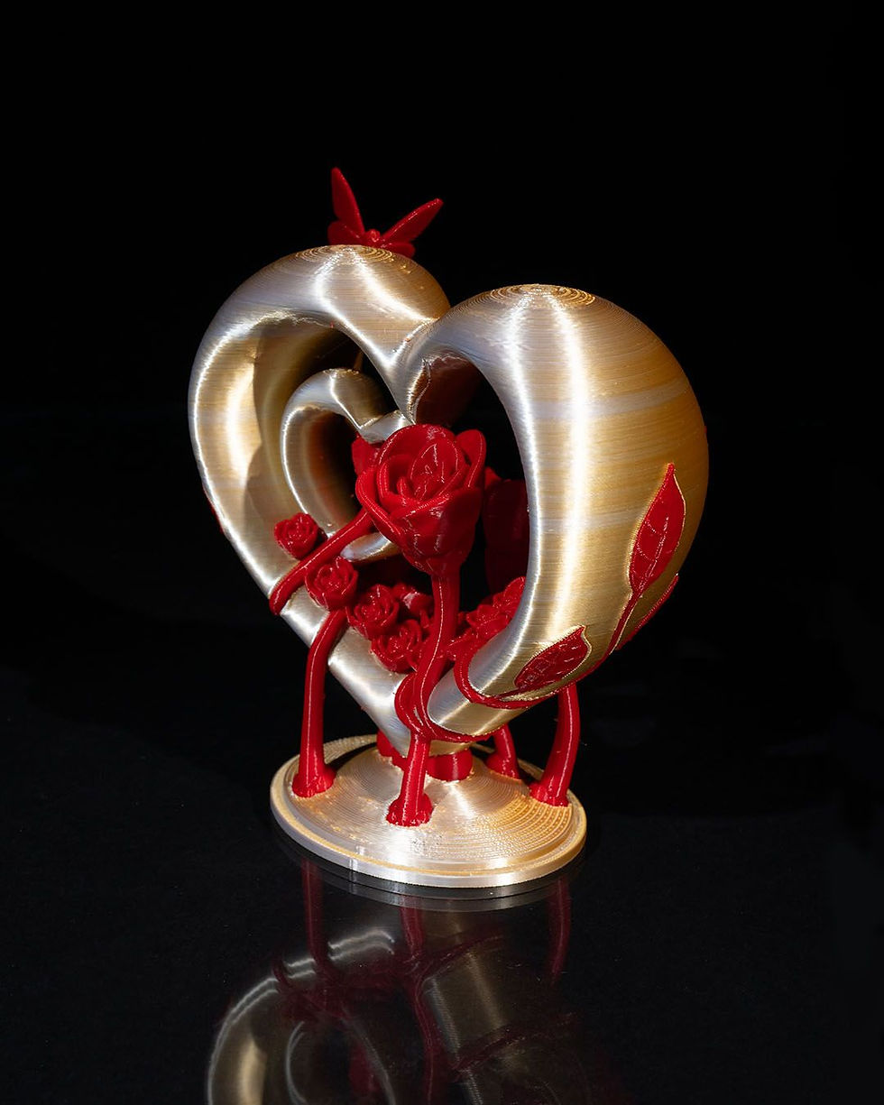 Thumbnail: Gold heart sculpture with red roses