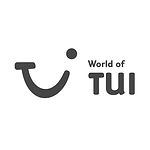 Das Bild zeigt das Logo von TUI in einem Grauton auf weißem Quadrat. Jonathan Sprungk hat über 8 Jahre hinweg TUI bei einem ganzheitlichen Change Projekt maßgeblich begleitet und geprägt. Insgesamt wurden 8 Gruppe von durchschnittlich 10 Personen wurden von Jonathan Sprungk zu Change Manager ausgebildet ausgebildet und gemeinsam das Change Projekt erfolgreich durchgeführt.