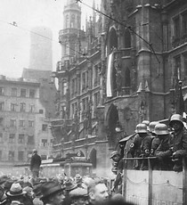 Bundesarchiv_Bild_119-1486,_Hitler-Putsch,_München,_Marienplatz.jpg