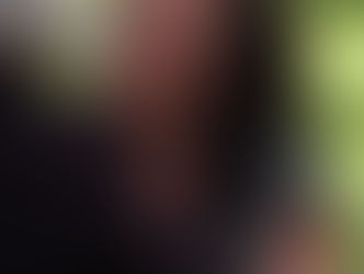 Une femme sourit à une autre face à elle. Celle de dos à les cheveux courts et blancs, elle porte des lunettes noires et une veste noire. La personne qui sourit est en tee-shirt kaki manches courtes, elle a les cheveux bruns foncés et longs, ondulés.