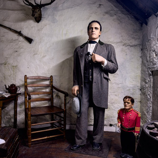 Una riproduzione della statua del gigante scozzese e della sua sedia