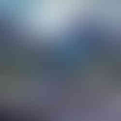 Mamma e figlio in posa davanti alle alture verdeggianti delle Three Sisters