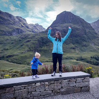 Mamma e figlio in posa davanti alle alture verdeggianti delle Three Sisters