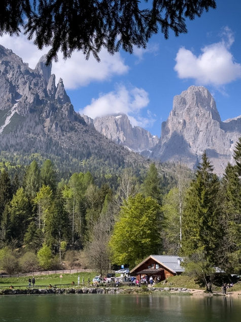 Il lago Welsperg con vista sulle cime delle Pale di San Martino