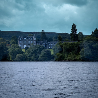 Scorci verdeggianti del lago Loch Lomond visibili durante la crociera