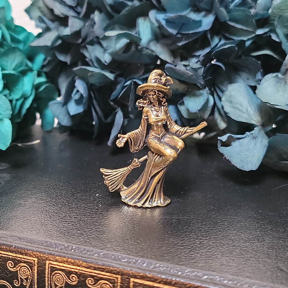 figurine de sorcière dorée