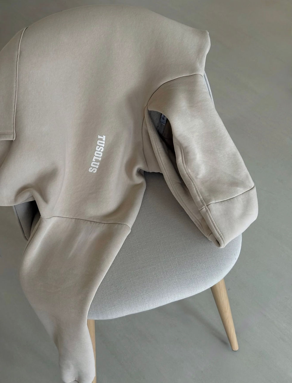 Miniatura: TUTA - BEIGE - logo piccolo - unisex 