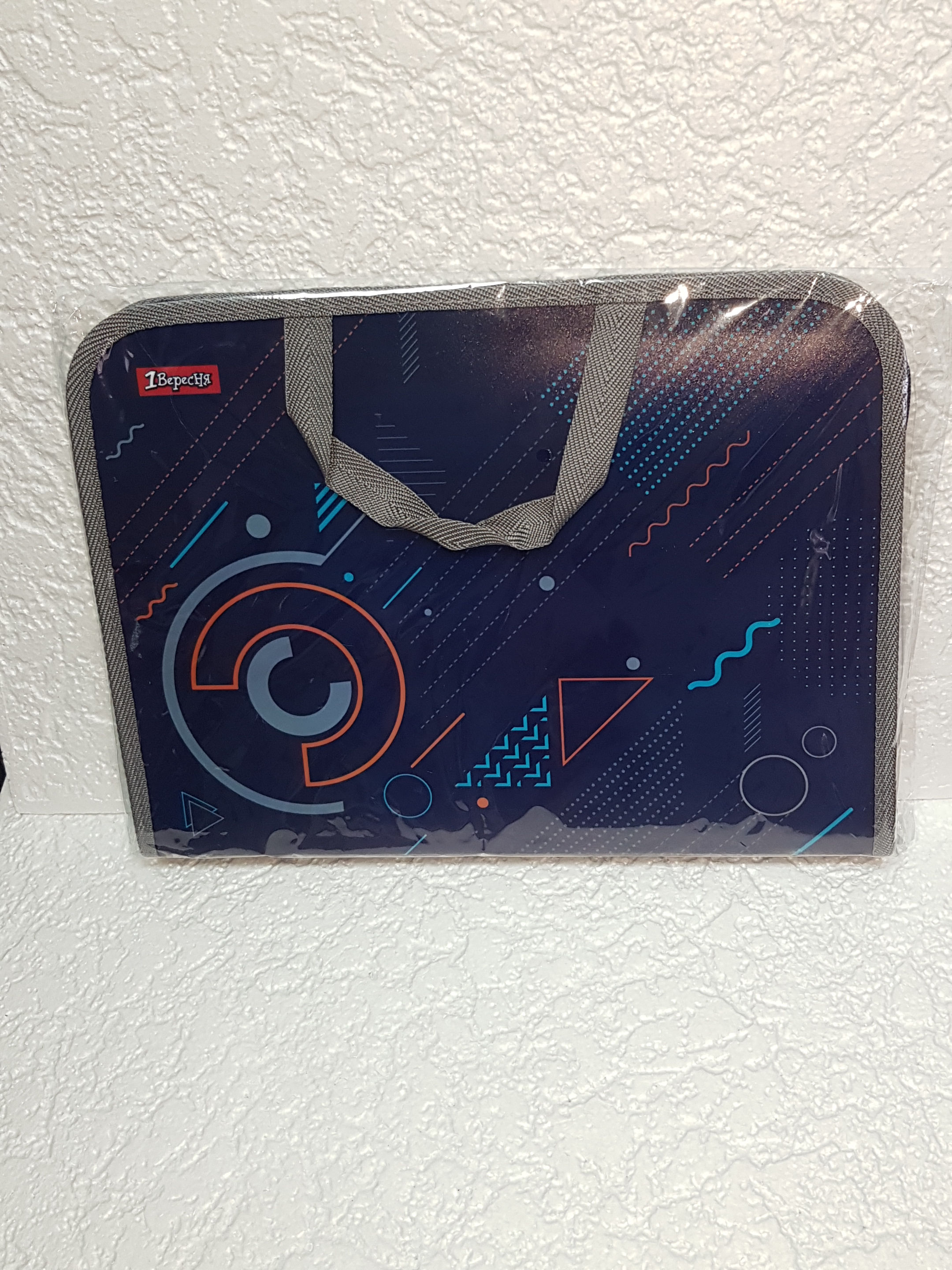 Папка на молнии А4 формата с ручкой 