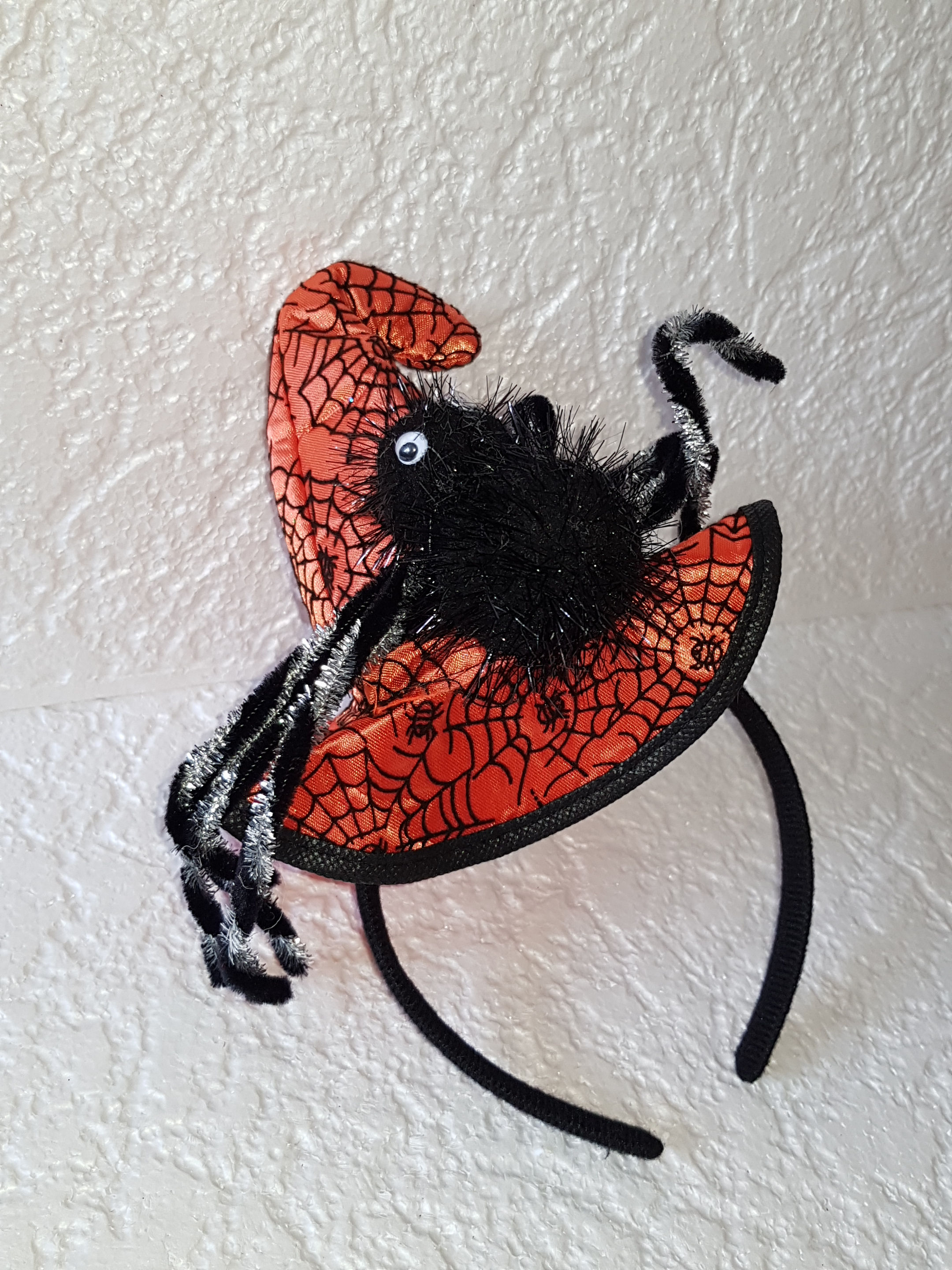 Обруч с пауком на шапке